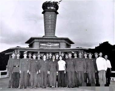 ​69年林豆豆和母亲视察井冈山，与工作人员的合影，她看起来很漂亮