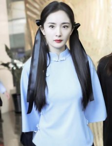 ​有网友曝杨幂在《密室逃脱》民国学生造型