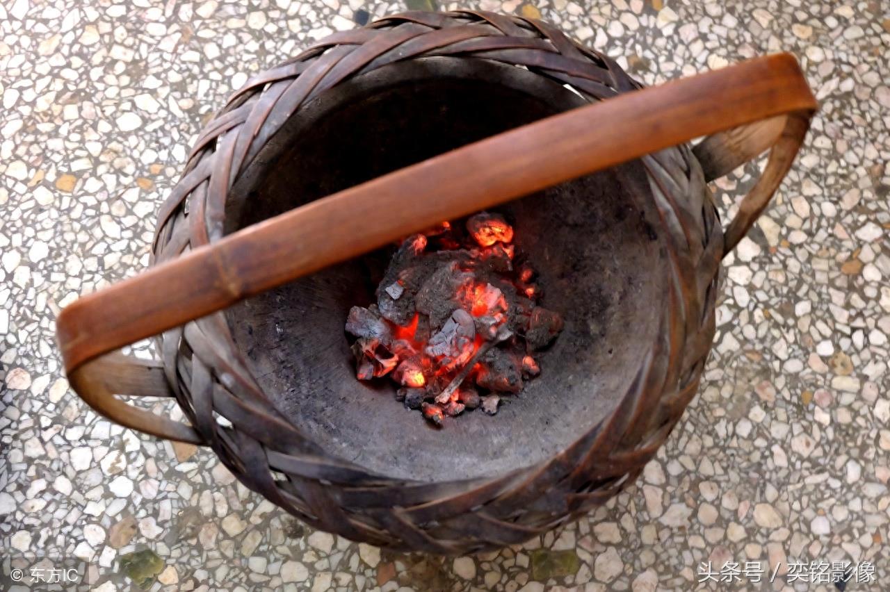 一种不用电的取暖“神器”可以提着到处窜门 农村老人们都喜欢