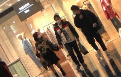 ​49岁朱茵罕秀恩爱！和黄贯中牵手逛街太甜蜜，打扮朴素无人识