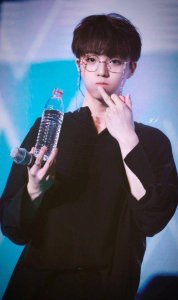 ​远处是蓝天白云，近处是笑容灿烂的陈立农，喜欢就来拿图，太萌