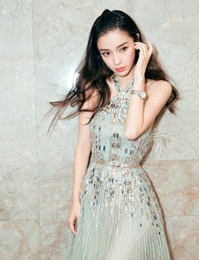 angelababy 身穿透视连衣裙现身 露背性感迷人 网友：小仙女本仙