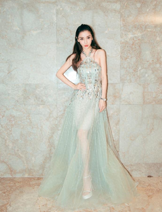 angelababy 身穿透视连衣裙现身 露背性感迷人 网友：小仙女本仙