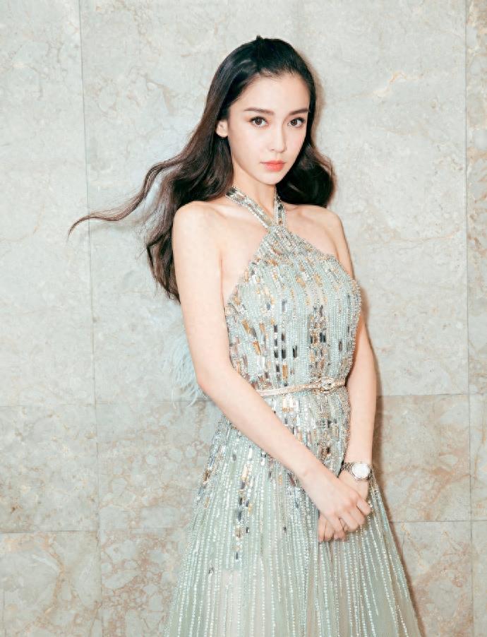 angelababy 身穿透视连衣裙现身 露背性感迷人 网友：小仙女本仙