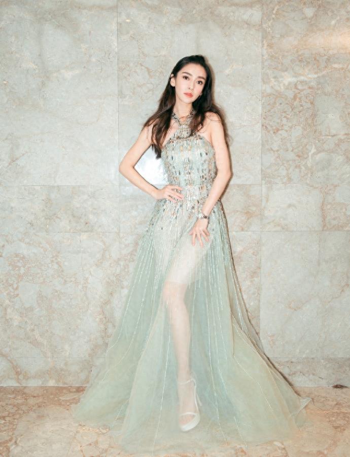 angelababy 身穿透视连衣裙现身 露背性感迷人 网友：小仙女本仙