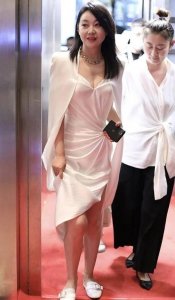 ​闫妮穿低胸礼服照片被扒出，皮肤白皙身材傲人，可惜鞋子搭错了