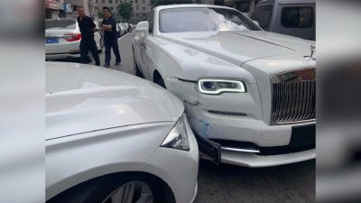 ​辽宁沈阳一劳斯莱斯撞上宝马，交警判定：拐弯让直行，宝马负全责