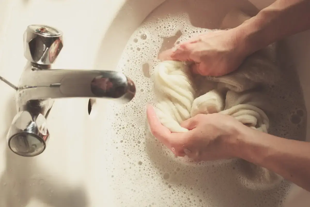 衣服上的机油怎么洗干净（衣服上沾上机油怎么办）(图5)