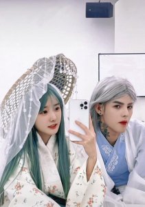 ​殷世航前女友何婧婧怀孕,一个举动暴露其对孩子不上心