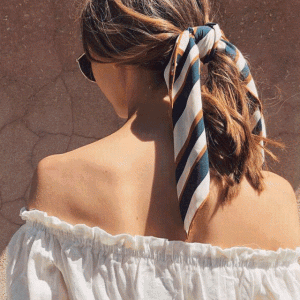 ​三角围巾的各种围法怎么系（女士三角巾各种围法图解）