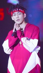 ​贝贝账户被禁播原因始末 红花会贝贝直播剁手指血腥自残画面 贝贝李京泽资料照