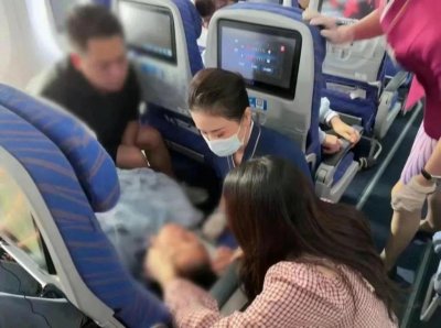 ​飞机上一名小旅客突发抽搐，跑道上滑行的航班紧急滑回