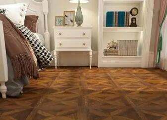 木地板烧焦了怎么补救,木地板被蚊香烧坏能不能修复图1