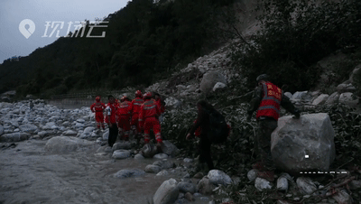 地震时母亲拼命护住孩子感人事迹（震后首个宝宝降生）(2)