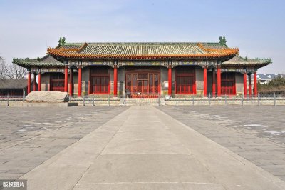 ​多尔衮的原配福晋是谁，许多文学和影视称为小玉儿