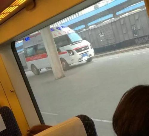 动车突然停车等人，真实原因揭秘只是为了给病人获取抢救时间