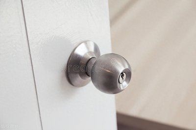 ​锁芯卡死转不动小窍门