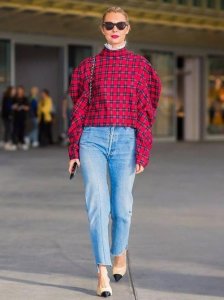 ​最近火了一种“撞色”穿搭，叫“红色配蓝色”，给足你优雅与时髦