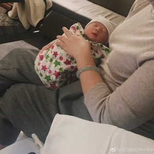 ​王思聪前前女友，雪梨提前半个月生子！