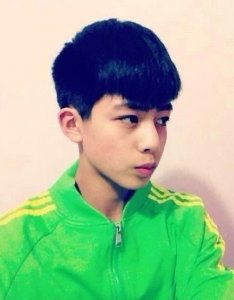 ​宋威龙童年照大曝光，小时候鼻子就很挺，网友：真不想让他长大