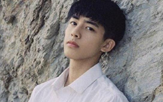 宋威龙童年照大曝光，小时候鼻子就很挺，网友：真不想让他长大