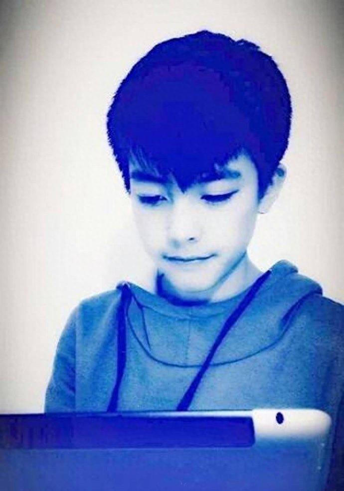 宋威龙童年照大曝光，小时候鼻子就很挺，网友：真不想让他长大