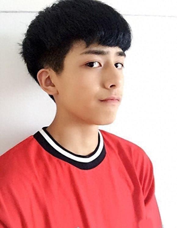 宋威龙童年照大曝光，小时候鼻子就很挺，网友：真不想让他长大