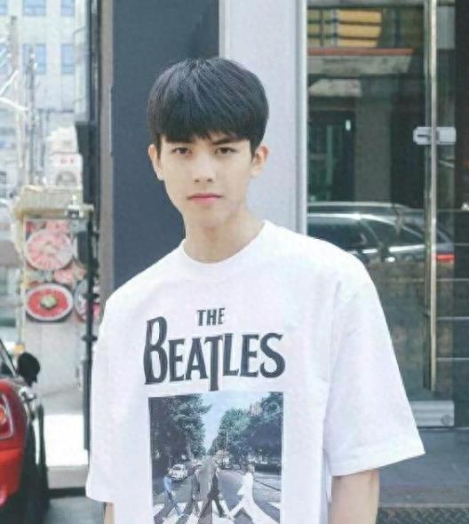 宋威龙童年照大曝光，小时候鼻子就很挺，网友：真不想让他长大