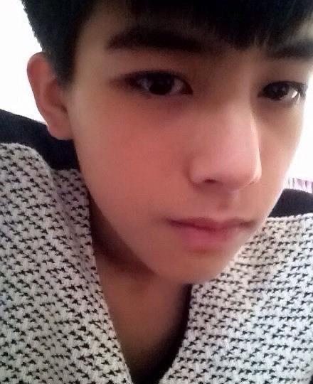 宋威龙童年照大曝光，小时候鼻子就很挺，网友：真不想让他长大