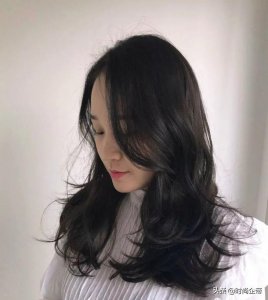 “发尾烫”又开始流行了，这里30张发型图片给你参考，拿走不谢