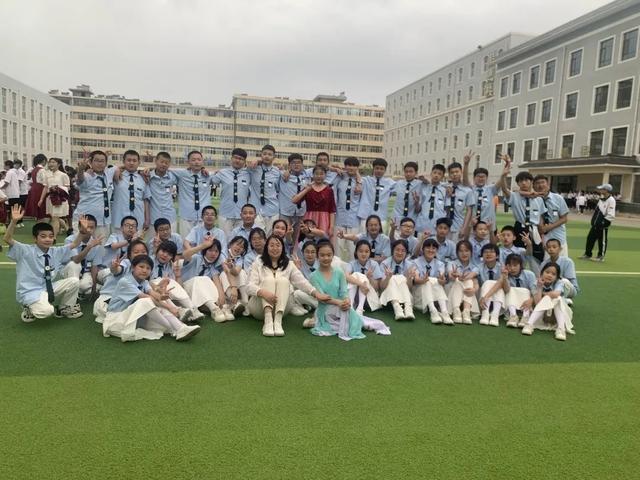 优秀班主任主要事迹简介（坚守班主任岗位25年优秀事迹展播）(11)