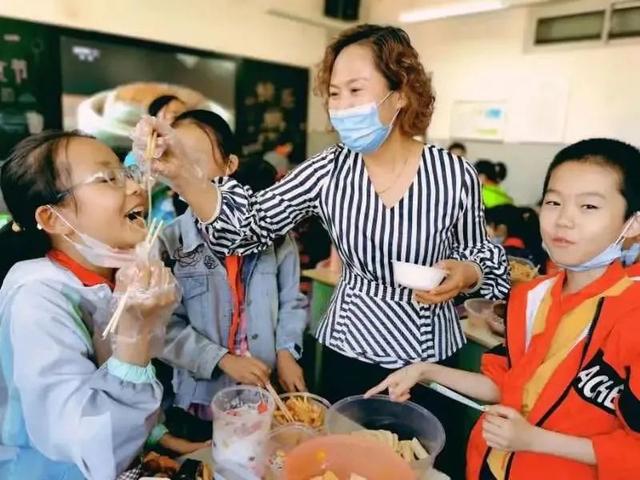 优秀班主任主要事迹简介（坚守班主任岗位25年优秀事迹展播）(2)