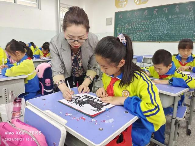 优秀班主任主要事迹简介（坚守班主任岗位25年优秀事迹展播）(7)