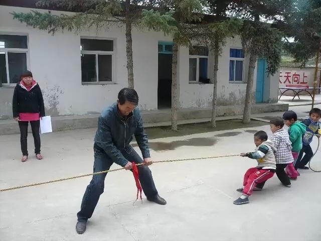 优秀班主任主要事迹简介（坚守班主任岗位25年优秀事迹展播）(10)