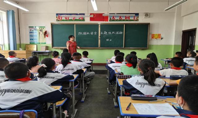 优秀班主任主要事迹简介（坚守班主任岗位25年优秀事迹展播）(5)