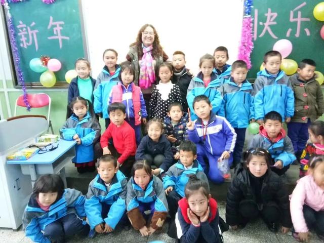 优秀班主任主要事迹简介（坚守班主任岗位25年优秀事迹展播）(8)