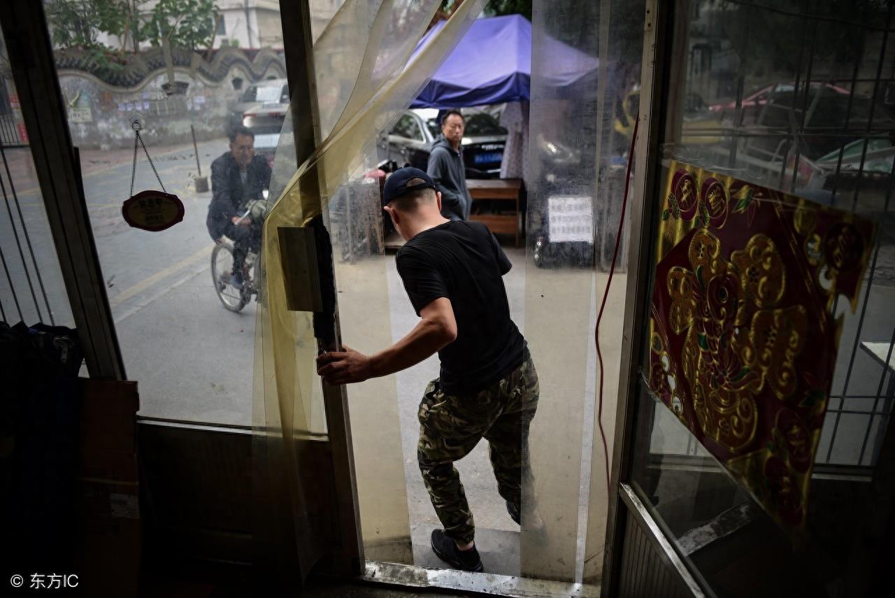 独手独脚“铁腿哥”，父母先后过世，与妻离婚流浪卖唱抚养孩子