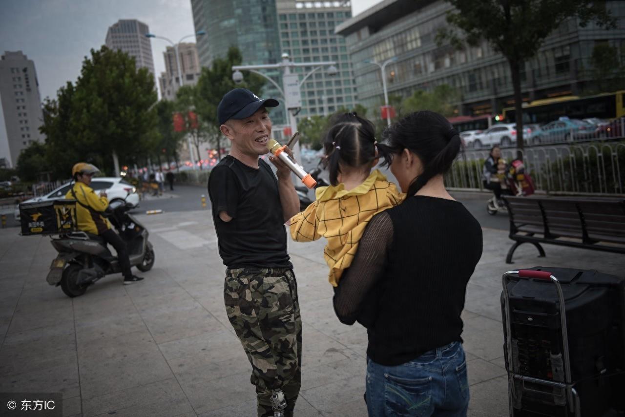 独手独脚“铁腿哥”，父母先后过世，与妻离婚流浪卖唱抚养孩子