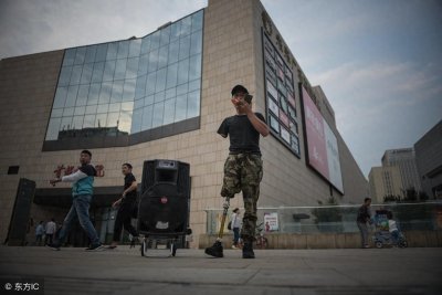 ​独手独脚“铁腿哥”，父母先后过世，与妻离婚流浪卖唱抚养孩子