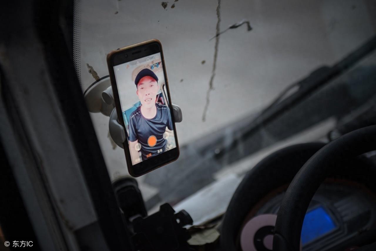 独手独脚“铁腿哥”，父母先后过世，与妻离婚流浪卖唱抚养孩子