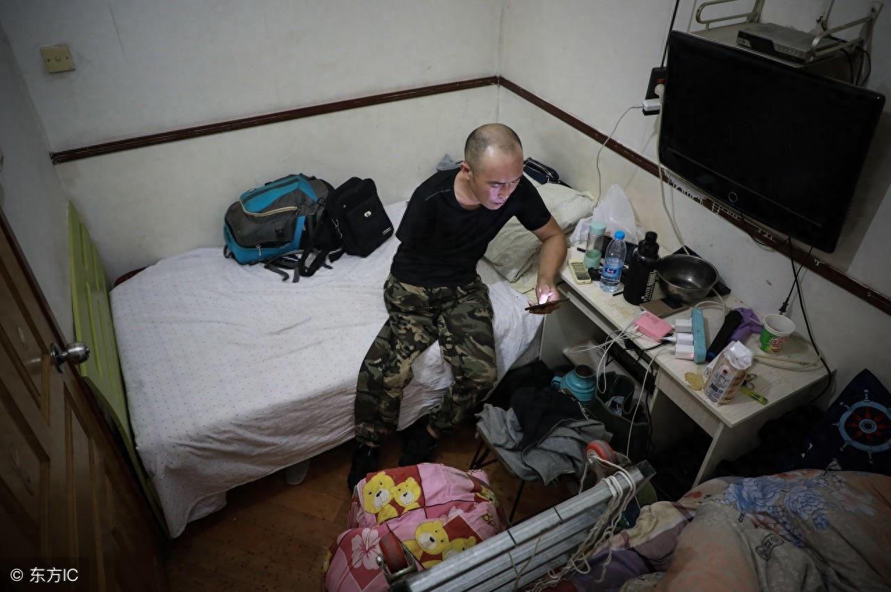 独手独脚“铁腿哥”，父母先后过世，与妻离婚流浪卖唱抚养孩子