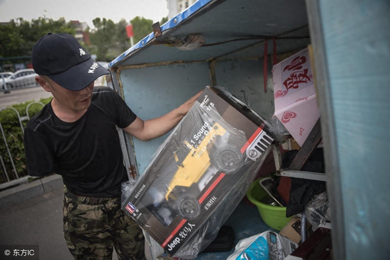 独手独脚“铁腿哥”，父母先后过世，与妻离婚流浪卖唱抚养孩子