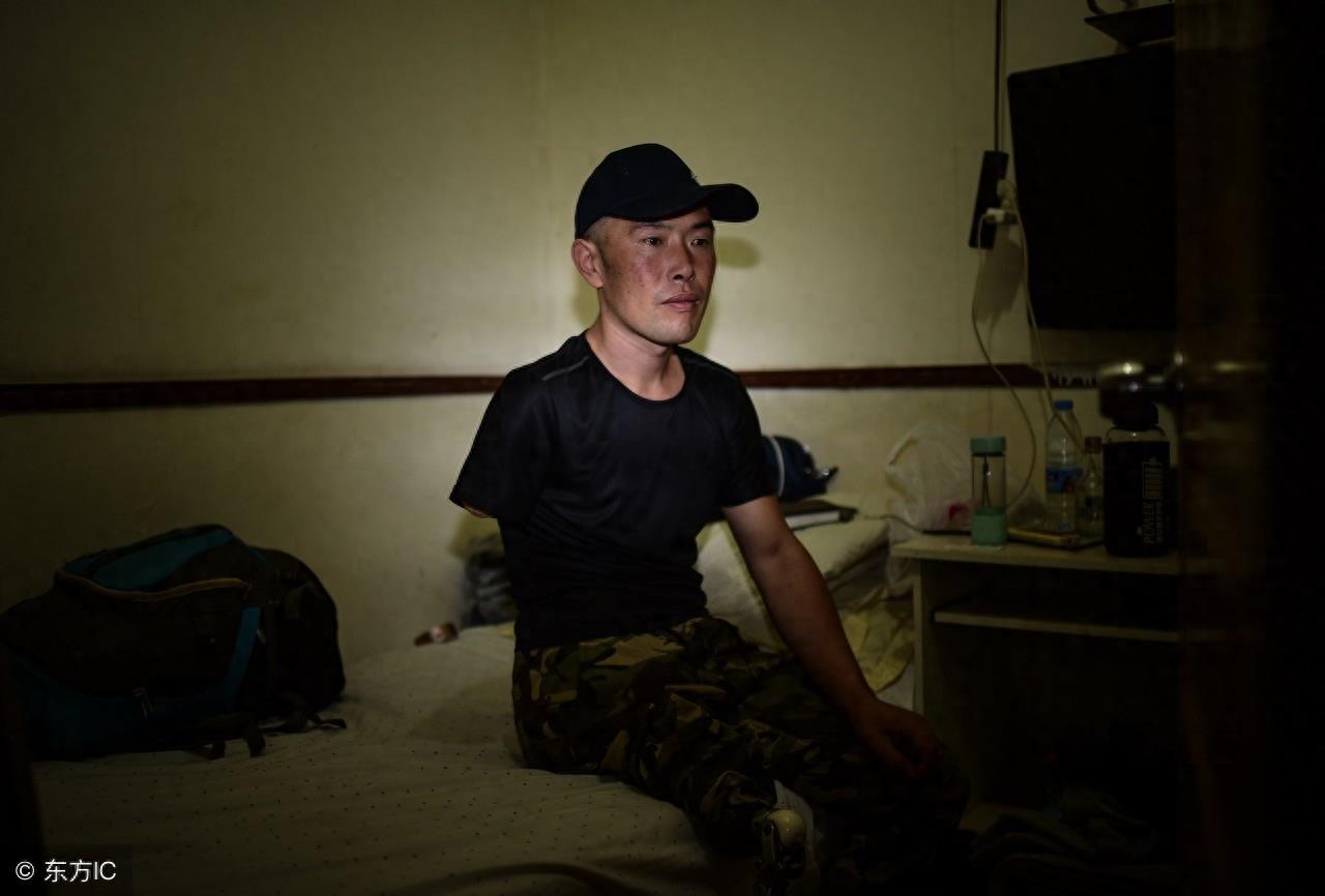 独手独脚“铁腿哥”，父母先后过世，与妻离婚流浪卖唱抚养孩子