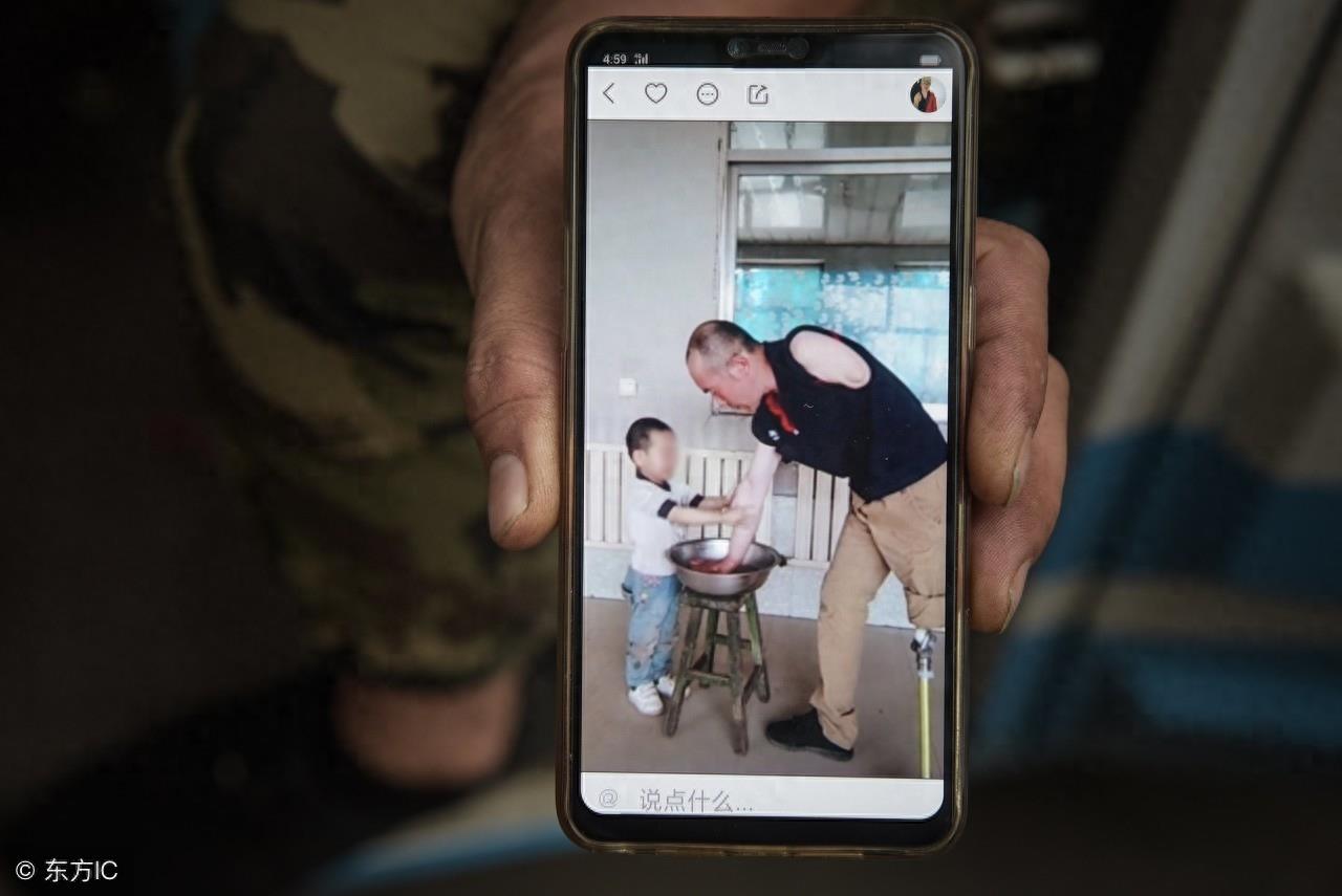 独手独脚“铁腿哥”，父母先后过世，与妻离婚流浪卖唱抚养孩子