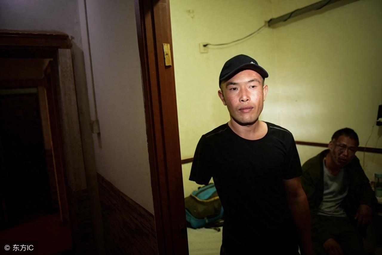 独手独脚“铁腿哥”，父母先后过世，与妻离婚流浪卖唱抚养孩子