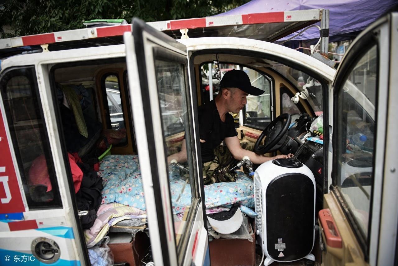 独手独脚“铁腿哥”，父母先后过世，与妻离婚流浪卖唱抚养孩子