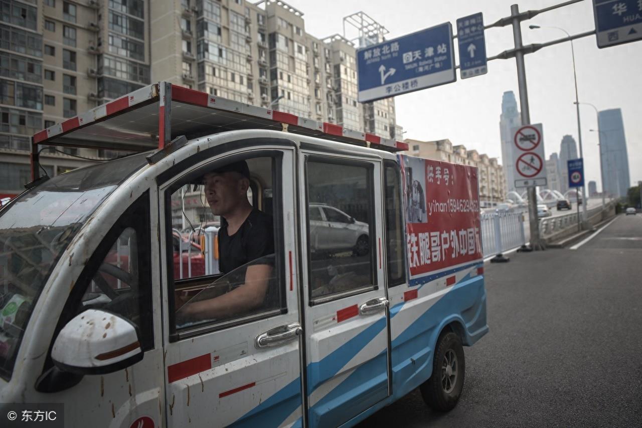 独手独脚“铁腿哥”，父母先后过世，与妻离婚流浪卖唱抚养孩子