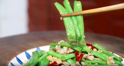 ​干煸四季豆焯水还是过油？教你正确做法，口感香脆，无毒不夹生