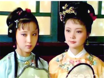 ​林黛玉对薛宝钗和薛姨妈的称呼，反映了她在贾府的真实处境