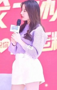 ​30cm坐上去感觉是怎么样的(热巴挑战30cm短裤，站着全是大长腿，坐着却不敢